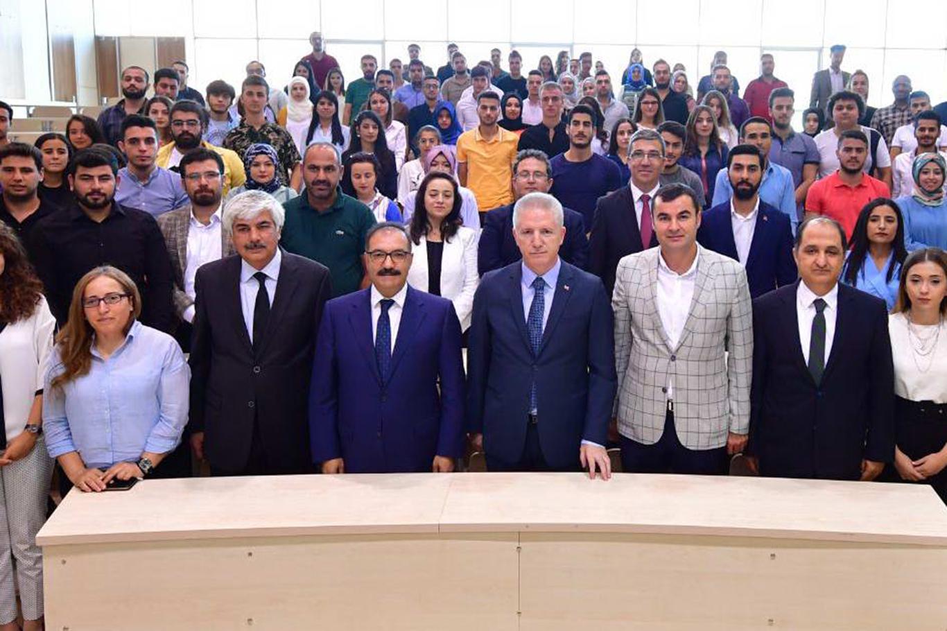 Vali üniversitede derse girdi